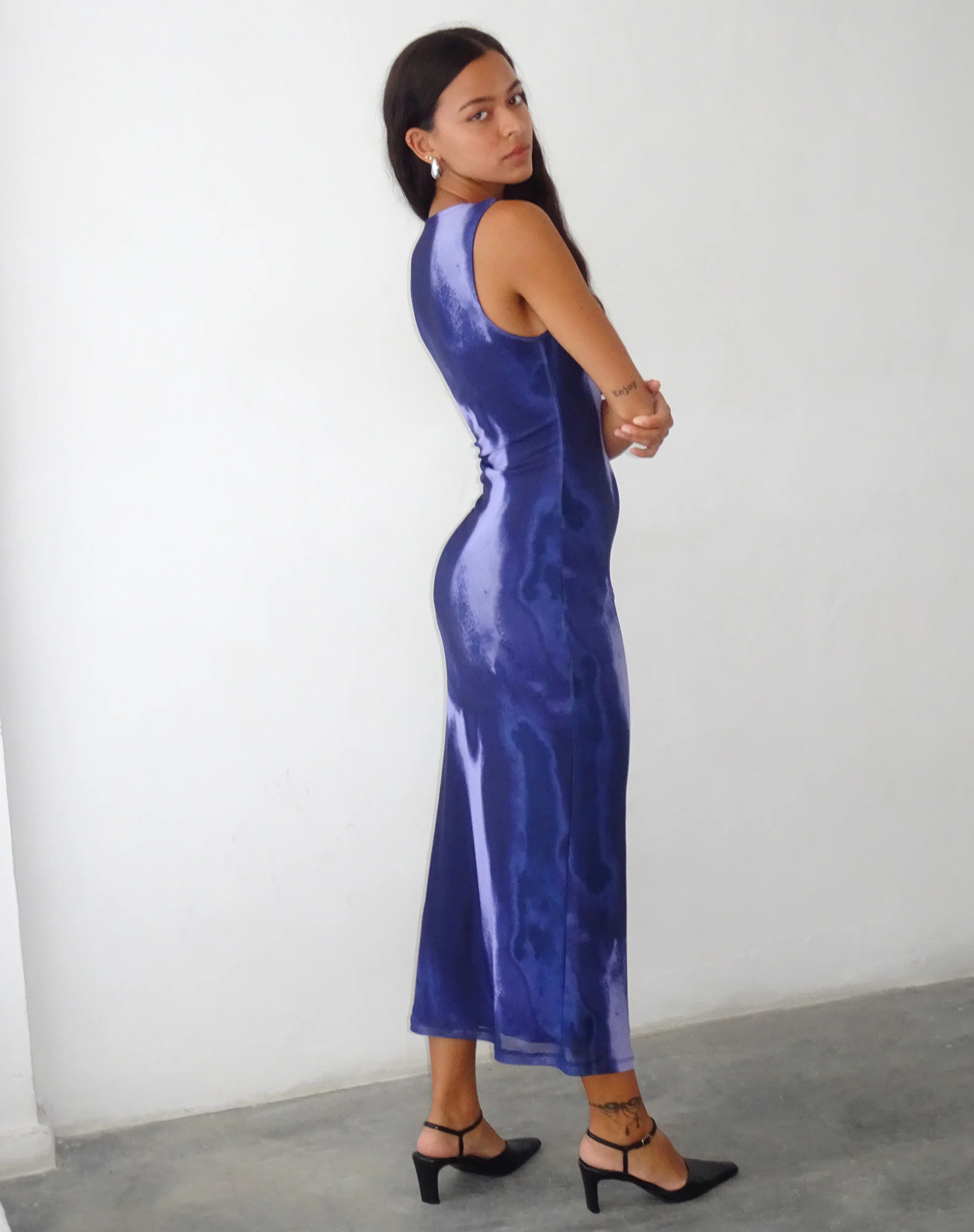 Fayola Printed Maxi Dress in Watercolour Navy - Image 5